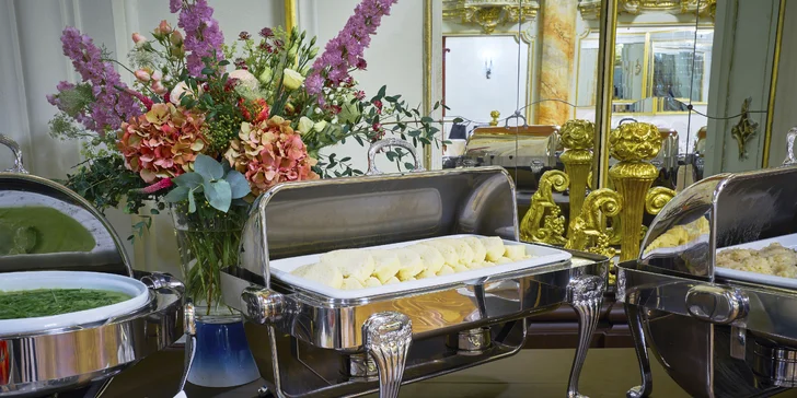 Bohatý brunch v Grand Hotelu Bohemia: předkrmy, hlavní chody, dezerty i nápoje