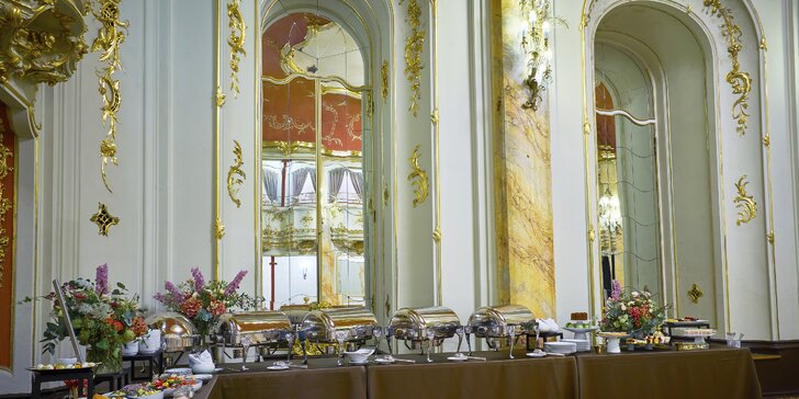 Bohatý brunch v Grand Hotelu Bohemia na Novém Městě: předkrmy, saláty, hovězí, telecí i husí maso ad.