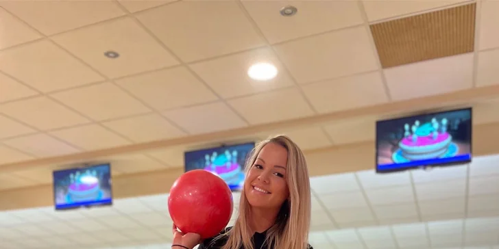 Nově zrekonstruovaný bowling se 6 drahami a UV provedením: 1 nebo 2 hod. až pro 6 hráčů