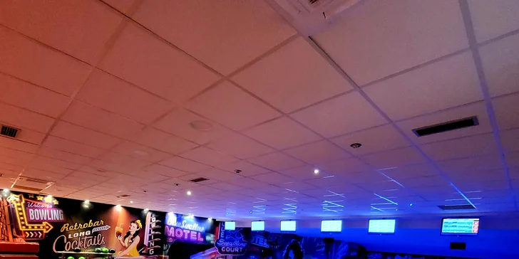 Nově zrekonstruovaný bowling se 6 drahami a UV provedením: 1 nebo 2 hod. až pro 6 hráčů