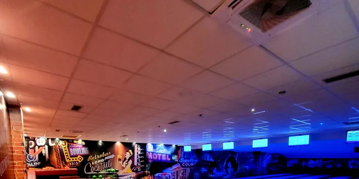 Nově zrekonstruovaný bowling se 6 drahami a UV provedením: 1 nebo 2 hod. až pro 6 hráčů