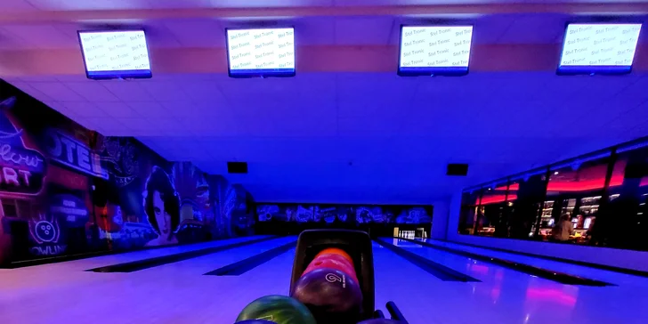 Nově zrekonstruovaný bowling se 6 drahami a UV provedením: 1 nebo 2 hod. až pro 6 hráčů