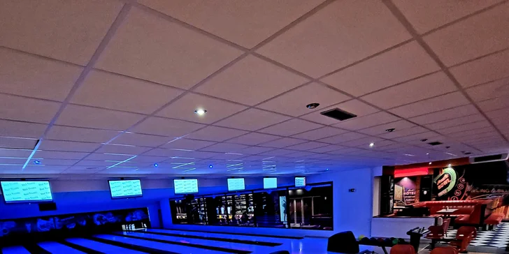 Nově zrekonstruovaný bowling se 6 drahami a UV provedením: 1 nebo 2 hod. až pro 6 hráčů