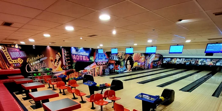Nově zrekonstruovaný bowling se 6 drahami a UV provedením: 1 nebo 2 hod. až pro 6 hráčů