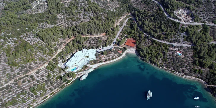 Dovolená na Korčule: hotel v ústraní se soukromou pláží a bazénem, all inclusive, pokoje pro dva i rodinu