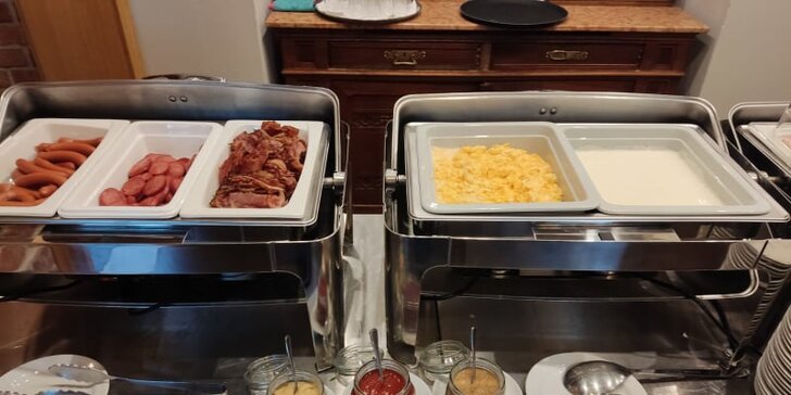 Neomezená snídaně v Holešovicích pro 1 i 2 osoby: ovoce a zelenina, müsli, uzeniny, vajíčka, káva i džusy