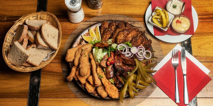 Talíř plný masa v restauraci-mučírně: křídla, žebra i mix smažených řízků až pro 4 osoby