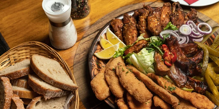Talíř plný masa v restauraci-mučírně: křídla, žebra i mix smažených řízků až pro 4 osoby