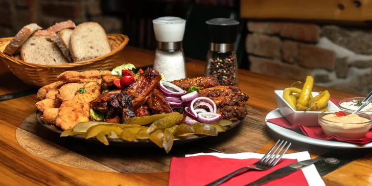 Talíř plný masa v restauraci-mučírně: křídla, žebra i mix smažených řízků až pro 4 osoby