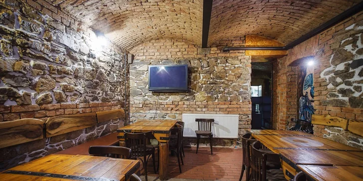 Talíř plný masa v restauraci-mučírně: křídla, žebra i mix smažených řízků až pro 4 osoby