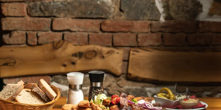 Talíř plný masa v restauraci-mučírně: křídla, žebra i mix smažených řízků až pro 4 osoby