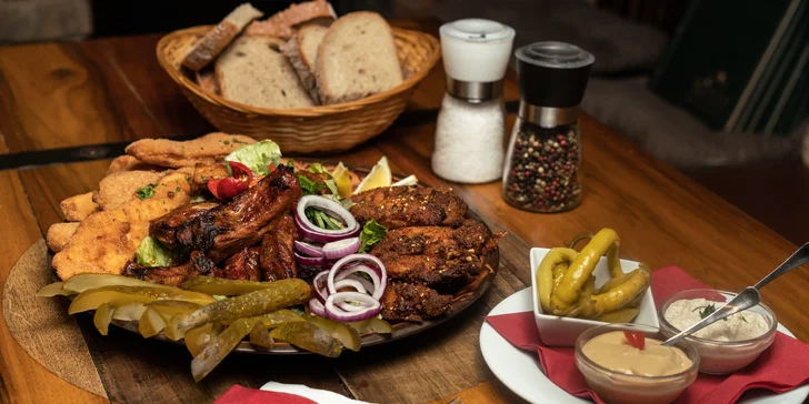 Talíř plný masa v restauraci-mučírně: křídla, žebra i mix smažených řízků až pro 4 osoby