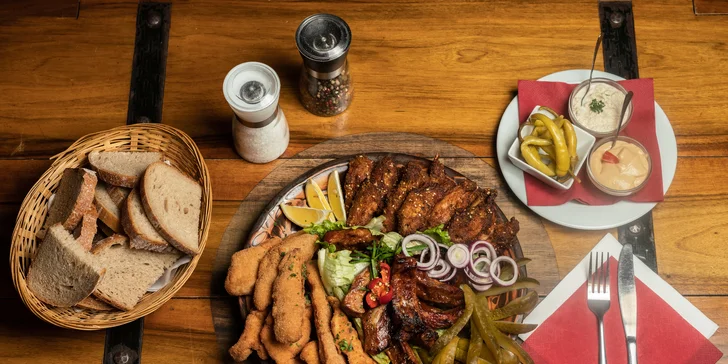Talíř plný masa v restauraci-mučírně: křídla, žebra i mix smažených řízků až pro 4 osoby