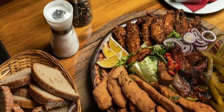 Talíř plný masa v restauraci-mučírně: křídla, žebra i mix smažených řízků až pro 4 osoby