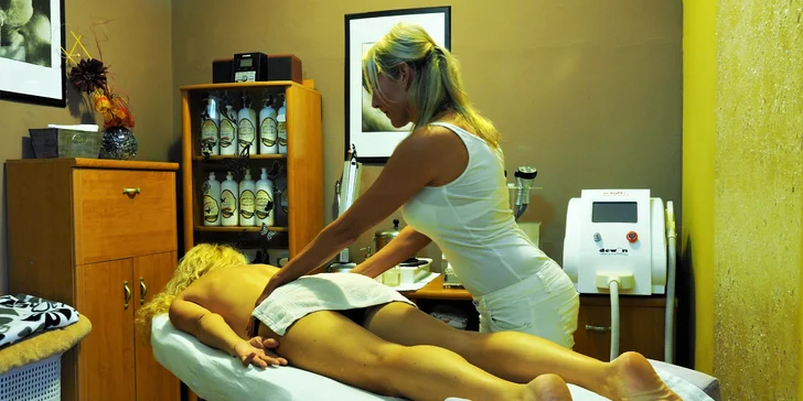 Relaxační masáž zad a nohou čokoládovým olejem vč. peelingu a zábalu