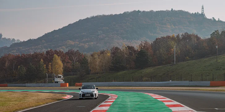 1–8 kol na závodním okruhu v Mostě, Brně či Sosnové jako řidič či spolujezdec Toyoty GR Yaris