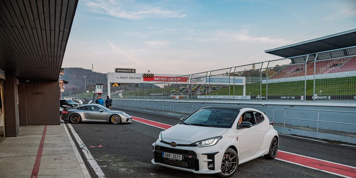 1–8 kol na závodním okruhu v Mostě, Brně či Sosnové jako řidič či spolujezdec Toyoty GR Yaris