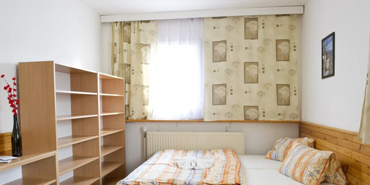 Propojené pokoje mají společnou koupelnu se sprchou a toaletou.