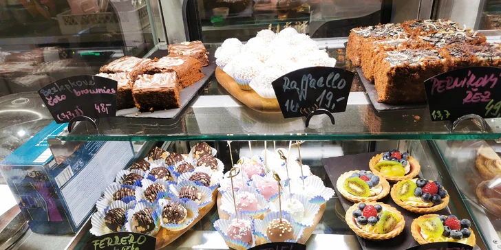 Perfektní kombinace: káva podle výběru a brownie či tartaletka pro 1–4 osoby