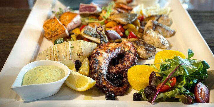 Plato grilovaných čerstvých ryb a mořských plodů i s přílohami pro 2–4 osoby