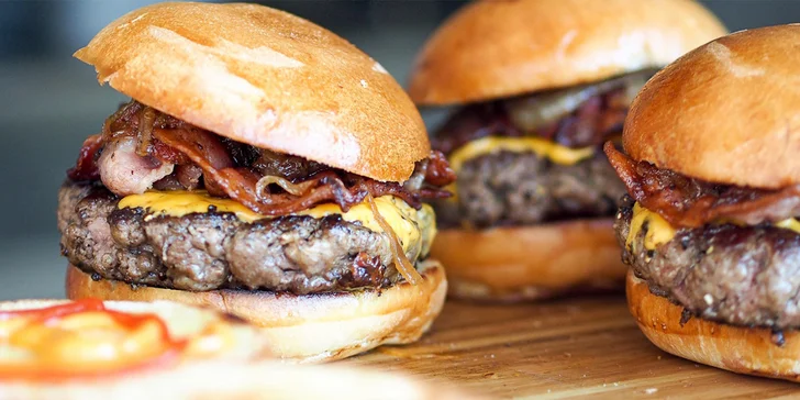 Burger podle výběru z 5 druhů, hranolky a limonáda pro 1 nebo 2 osoby