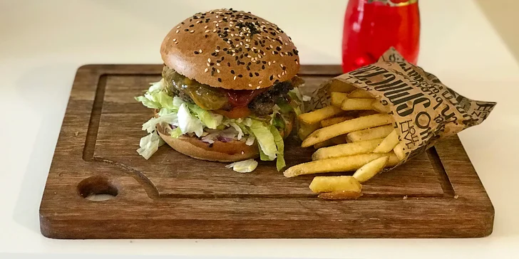 Burger podle výběru z 5 druhů, hranolky a limonáda pro 1 nebo 2 osoby