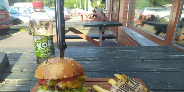 Burger podle výběru z 5 druhů, hranolky a limonáda pro 1 nebo 2 osoby