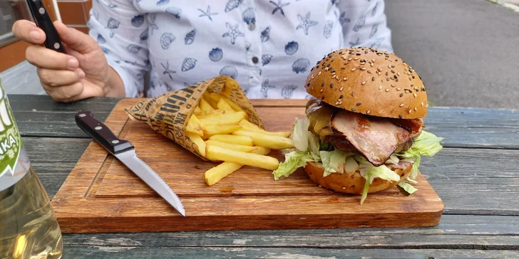 Burger podle výběru z 5 druhů, hranolky a limonáda pro 1 nebo 2 osoby