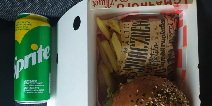 Burger podle výběru z 5 druhů, hranolky a limonáda pro 1 nebo 2 osoby