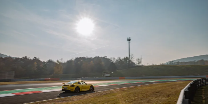 Superrychlá jízda na závodním okruhu v Mostě i Brně: 1–4 kola jako řidič či spolujezdec Porsche GT3 a GT4