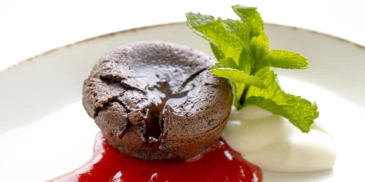 Romantické tříchodové menu i s láhví vína a privátním spa na 60, 75 či 120 min.