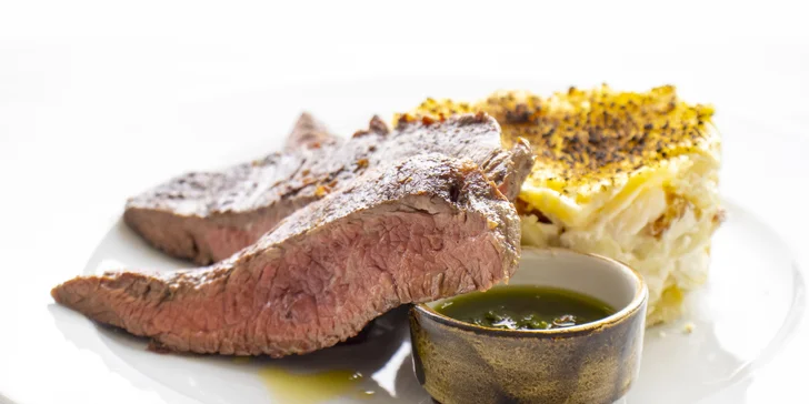 Romantické tříchodové menu i s láhví vína a privátním spa na 60, 75 či 120 min.