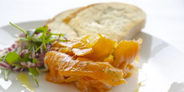 Romantické tříchodové menu i s láhví vína a privátním spa na 60, 75 či 120 min.
