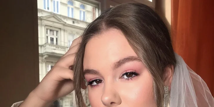 Profesionální kosmetické ošetření: denní a noční líčení, laminace obočí i make-up na focení