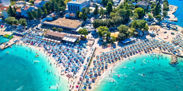 Dovolená na Jadranu: ubytování 100 m od oblázkové pláže, bufetová polopenze plus, děti zarma a first minute slevy