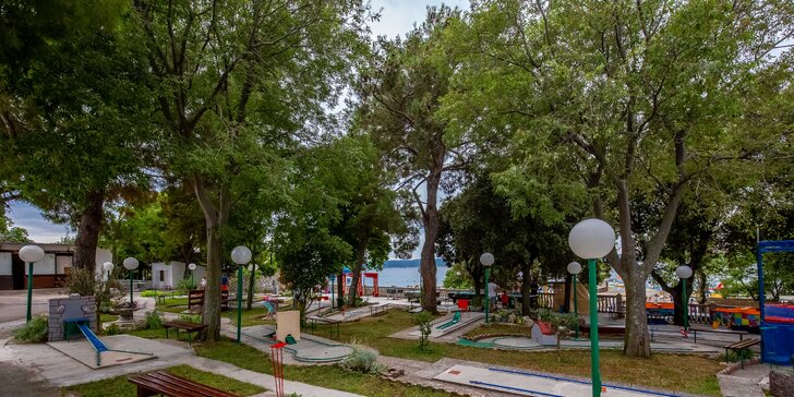 Dovolená na Jadranu: ubytování 100 m od oblázkové pláže, bufetová polopenze, 2 děti zdarma