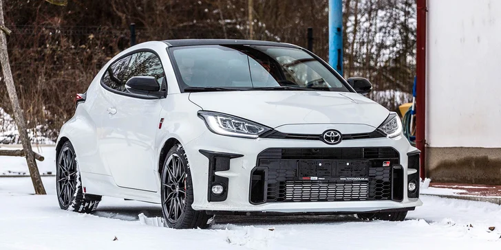1–8 kol na závodním okruhu v Mostě, Brně či Sosnové jako řidič či spolujezdec Toyoty GR Yaris