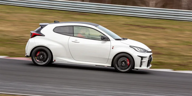1–8 kol na závodním okruhu v Mostě, Brně či Sosnové jako řidič či spolujezdec Toyoty GR Yaris