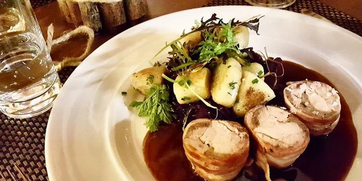Zimní romantika ve 4* hotelu v Hluboké: 4chodové menu při svíčkách i sauna