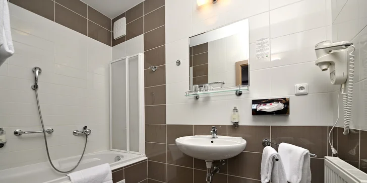 Zimní romantika ve 4* hotelu v Hluboké: 4chodové menu při svíčkách i sauna
