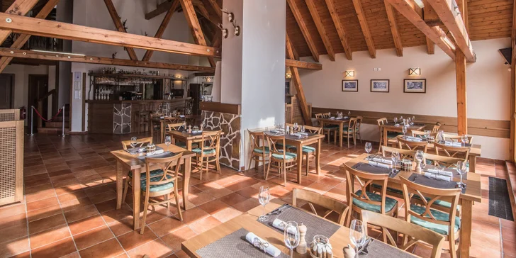 Zimní romantika ve 4* hotelu v Hluboké: 4chodové menu při svíčkách i sauna