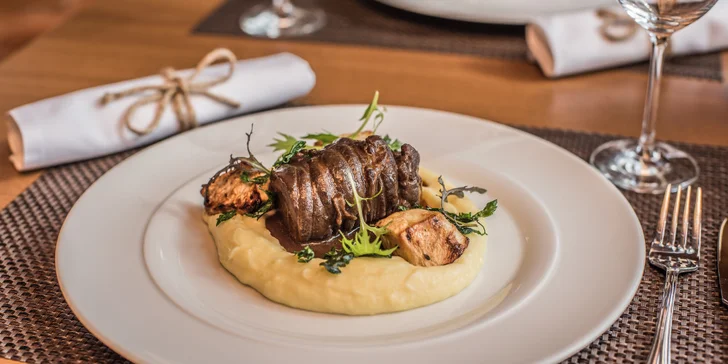 Zimní romantika ve 4* hotelu v Hluboké: 4chodové menu při svíčkách i sauna