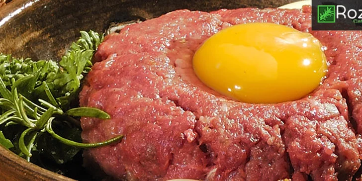 300g tatarský biftek s deseti česnekovými topinkami