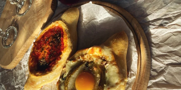 Gruzínské menu i s vínem pro 2 osoby: lodičky chačapuri a žampiony se sýrem