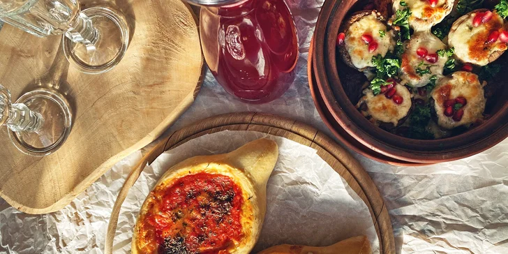 Gruzínské menu i s vínem pro 2 osoby: lodičky chačapuri a žampiony se sýrem