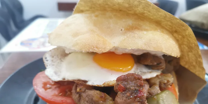 Voucher na 500 či 1 000 Kč na jídlo i nápoje v balkánské restauraci Balkaňeros