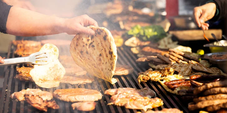 Balkánské speciality s Coca-colou a hranolky: burger nebo kilový talíř dobrot