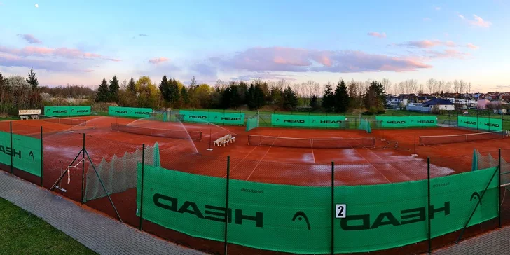 Venkovní tenisový kurt: 1 či 2 hodiny hry v Tenis Centru Drnovice