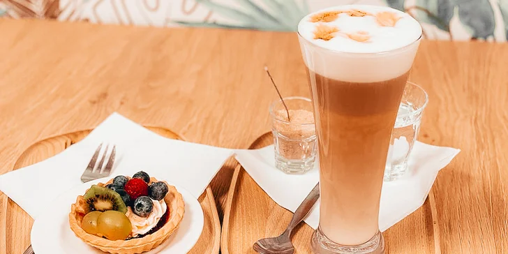 Perfektní kombinace: káva podle výběru a brownie či tartaletka pro 1–4 osoby