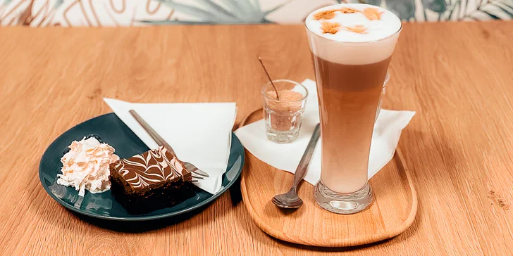 Perfektní kombinace: káva podle výběru a brownie či tartaletka pro 1–4 osoby